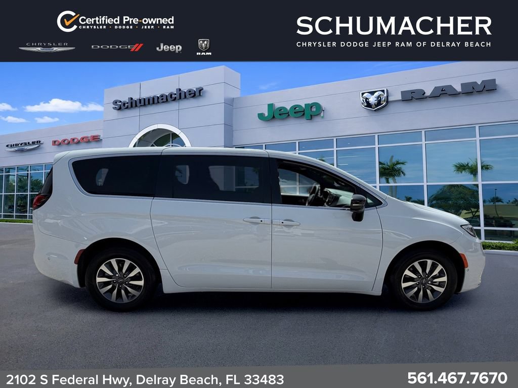 Used 2025 Chrysler Pacifica Select FWD image 8