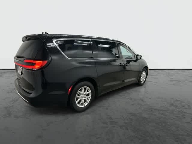 Used 2025 Chrysler Pacifica Select FWD image 4