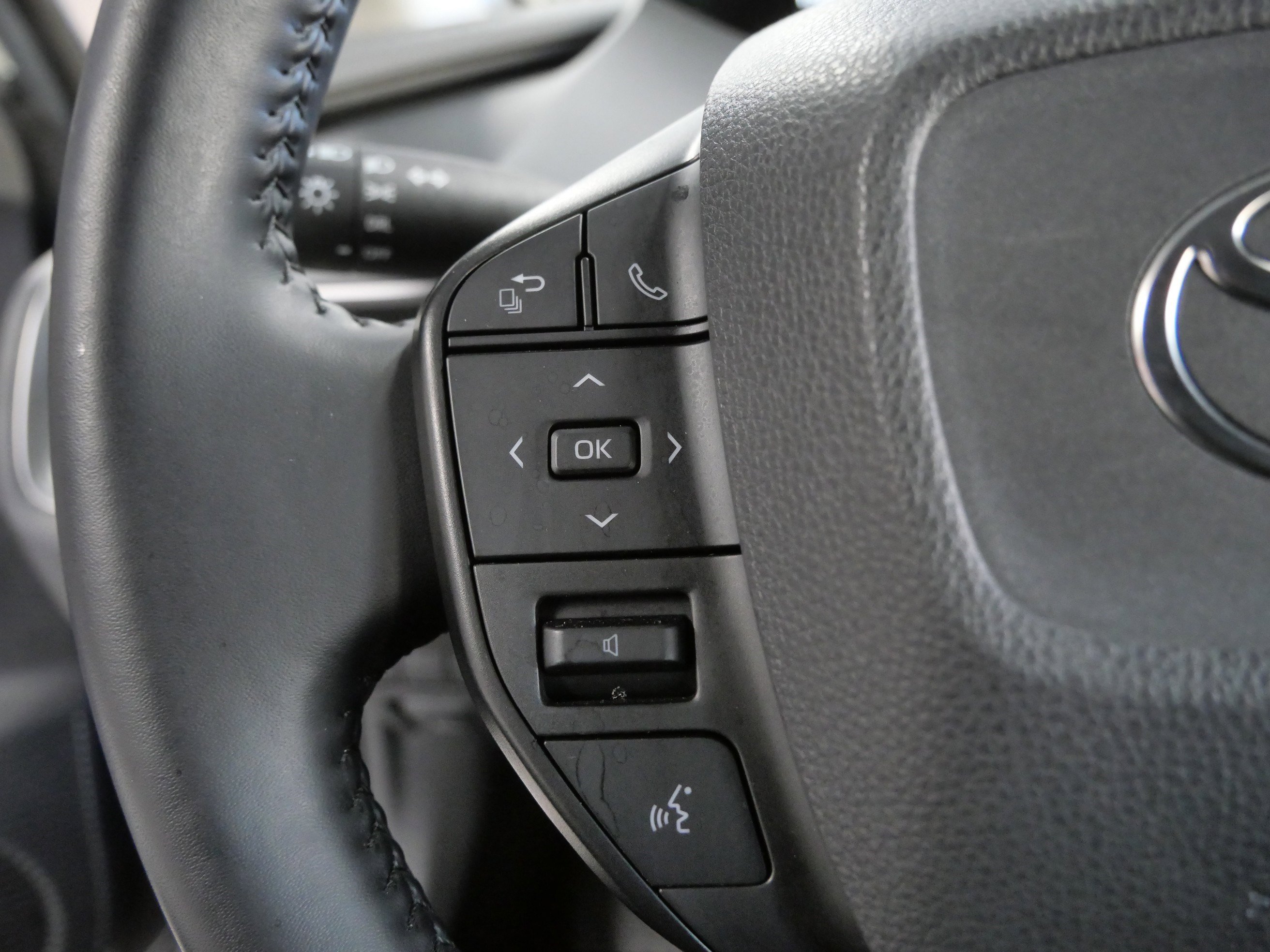 Used 2025 Toyota Prius LE image 28