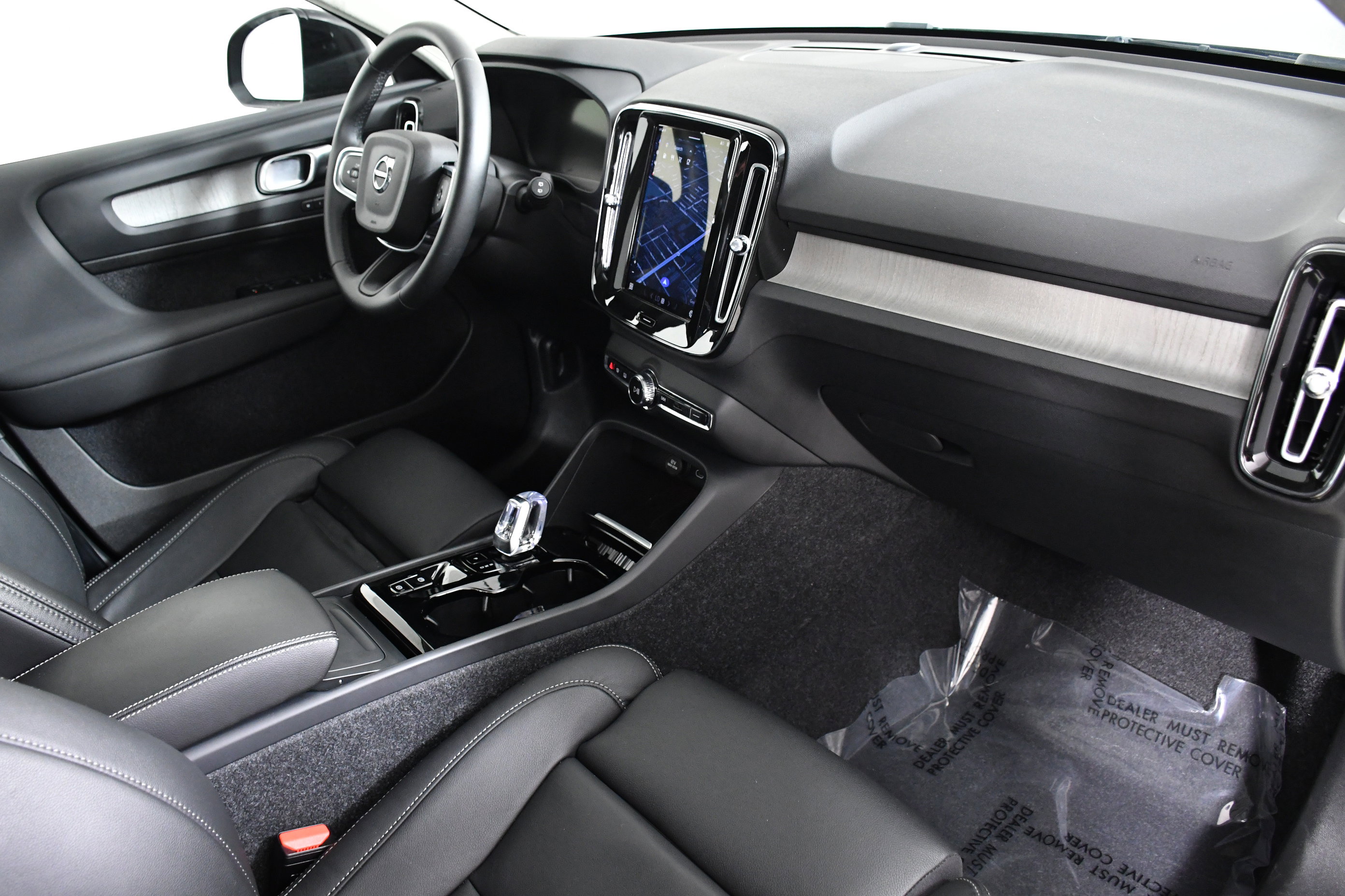 Used 2025 Volvo XC40 B5 Plus image 28