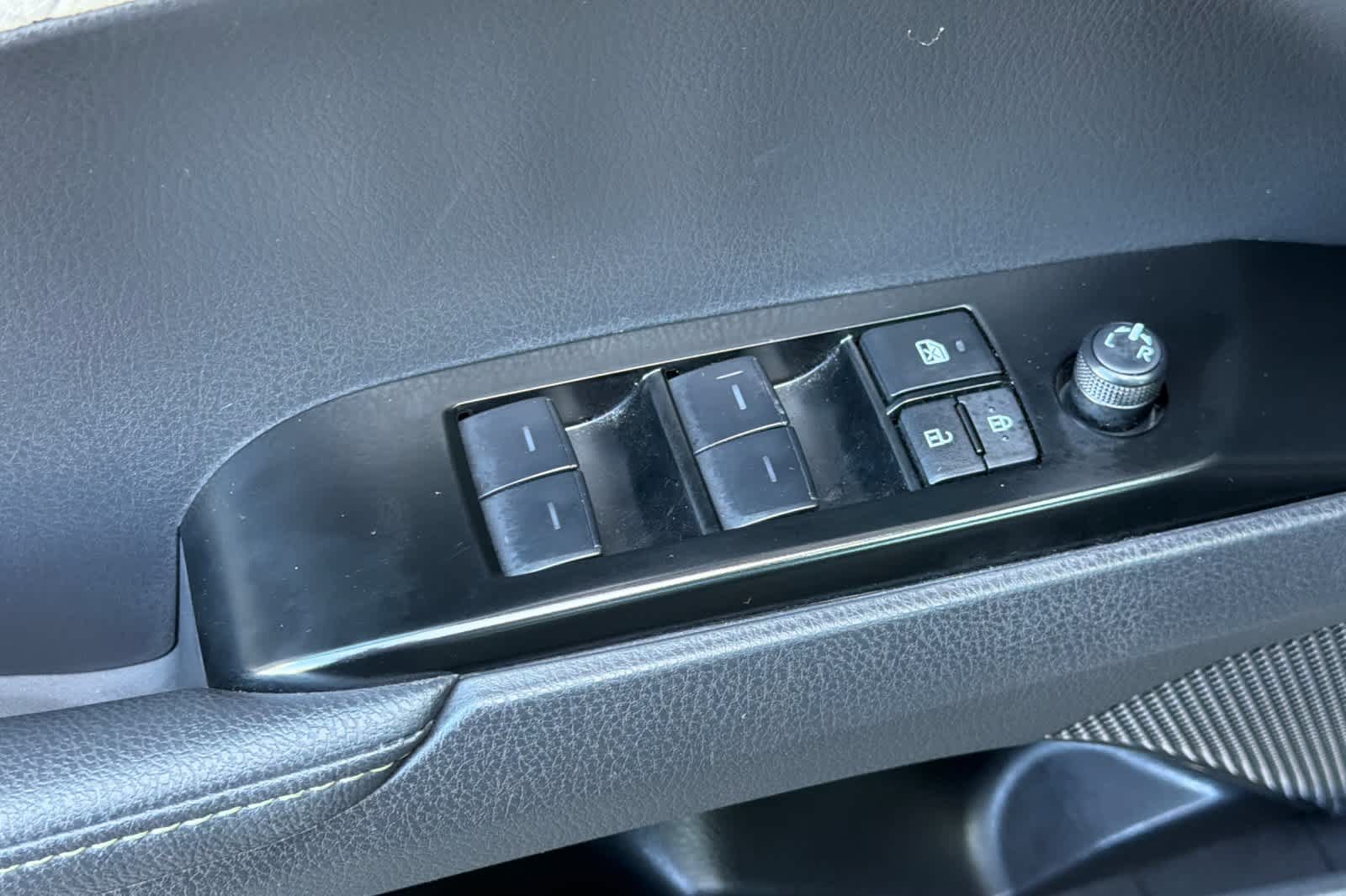 Used 2025 Toyota Camry XLE AWD/4WD image 13