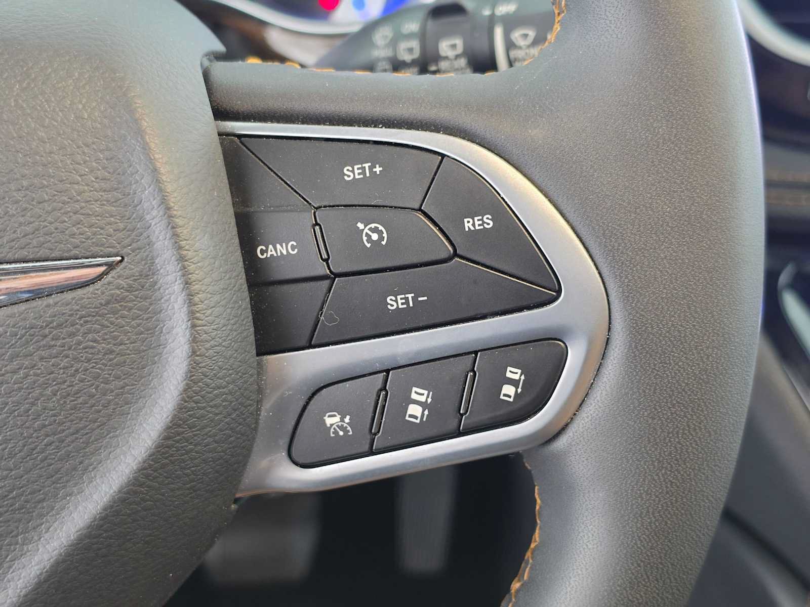 Used 2023 Chrysler Pacifica Pinnacle FWD image 30