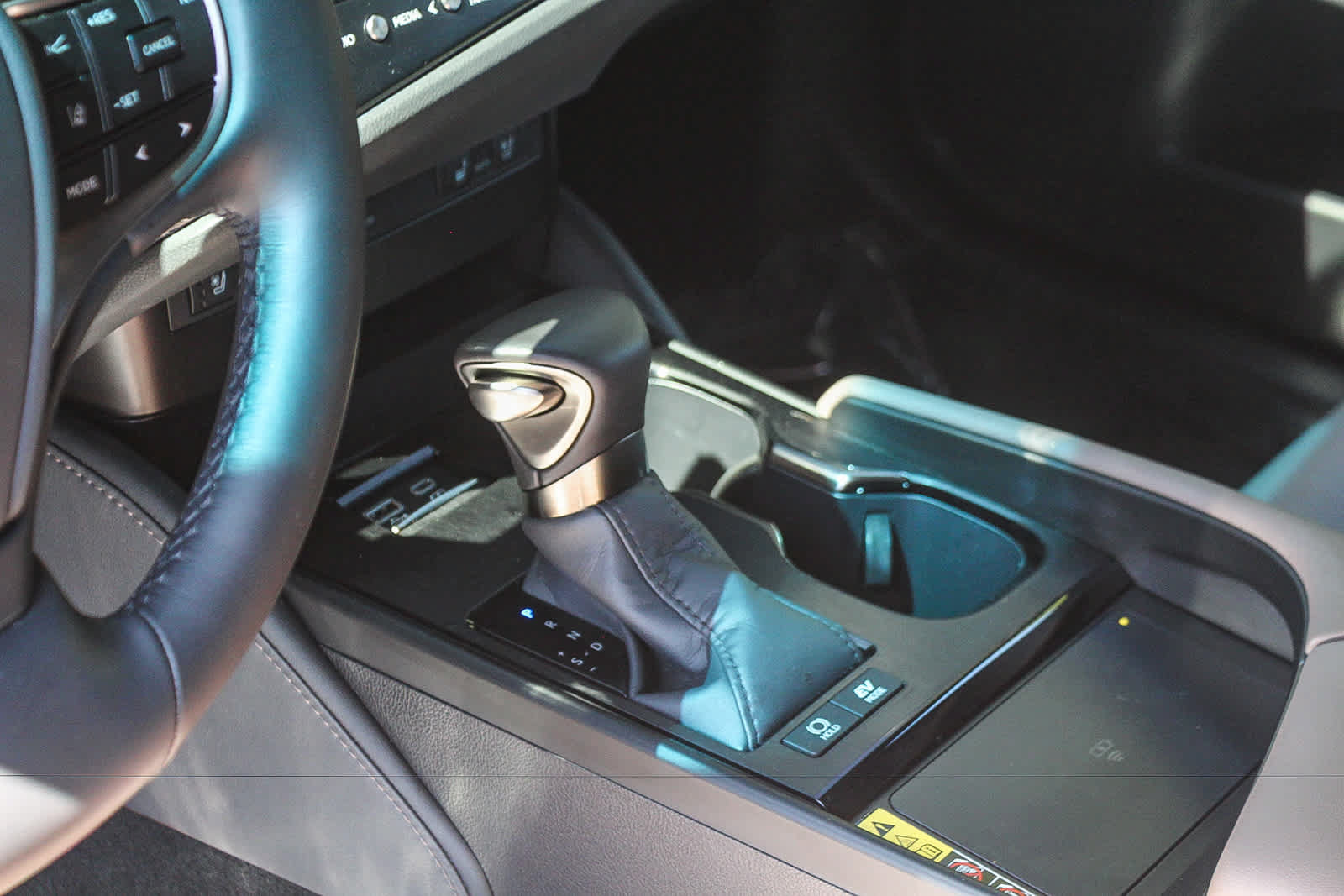Used 2025 Lexus ES 300h w/ Premium Package FWD image 19