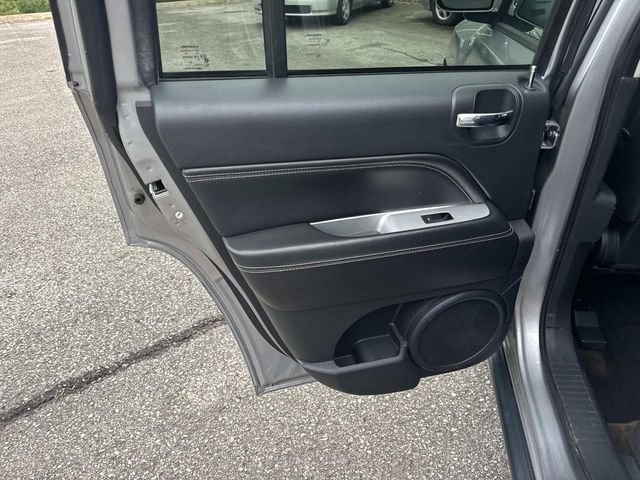 Used 2016 Jeep Compass Latitude FWD image 15