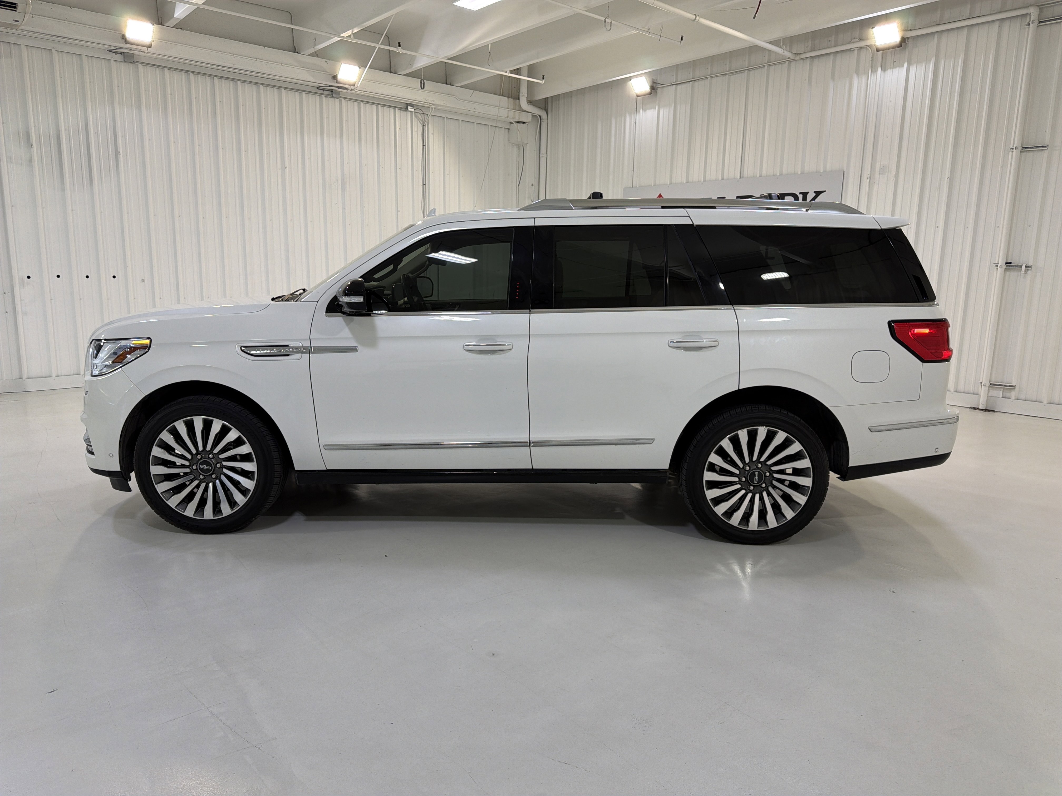 Used 2020 Lincoln Navigator Reserve w/ Luxury Package RWD image 2