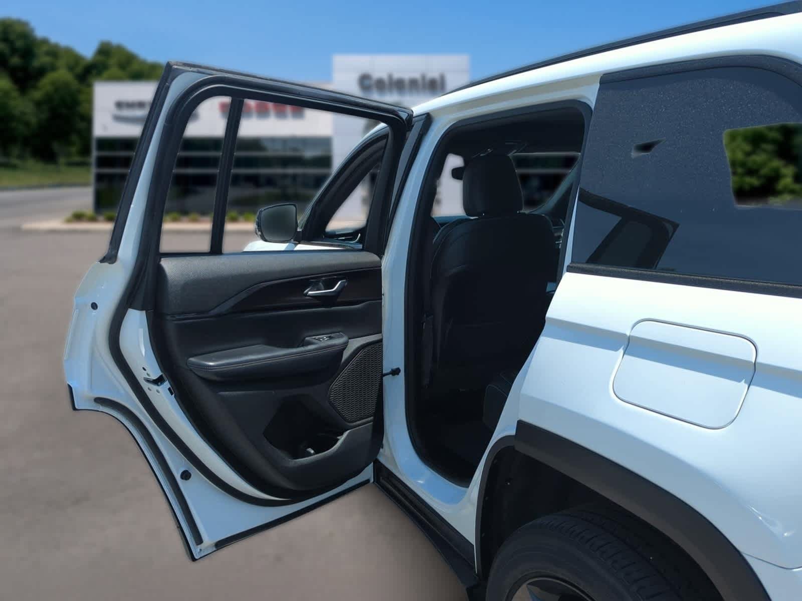 Used 2023 Jeep Grand Cherokee Altitude AWD/4WD image 26