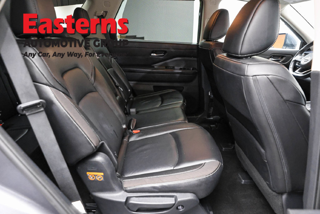 Used 2024 Nissan Pathfinder SL w/ Black Appearance Package AWD/4WD image 25
