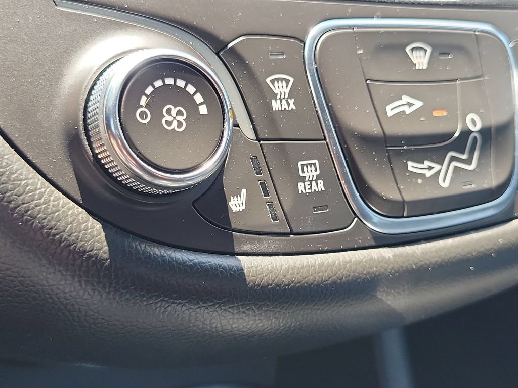 Used 2018 Chevrolet Malibu LT w/ Leather Package FWD image 34