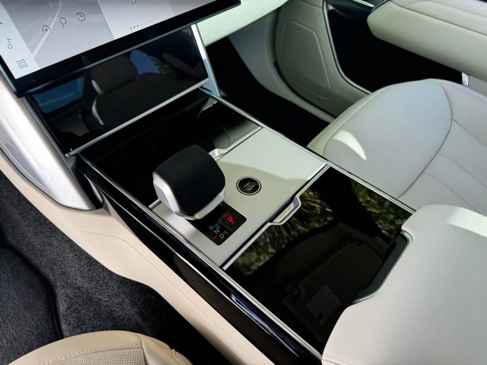 New 2025 Land Rover Range Rover SE image 11