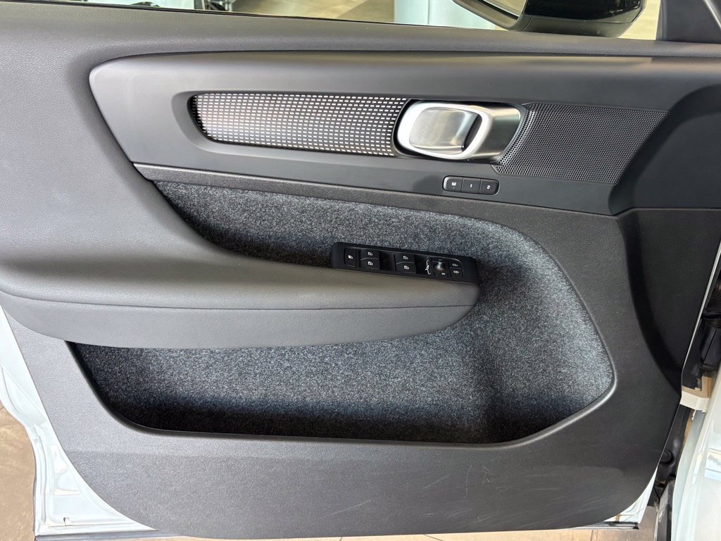 Used 2025 Volvo XC40 B5 Plus AWD/4WD image 19