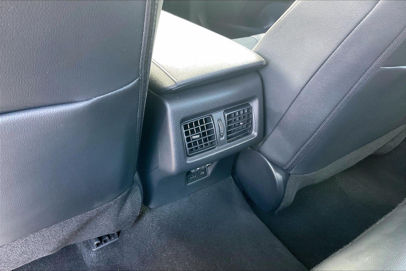 Used 2025 Toyota Camry XLE AWD/4WD image 40