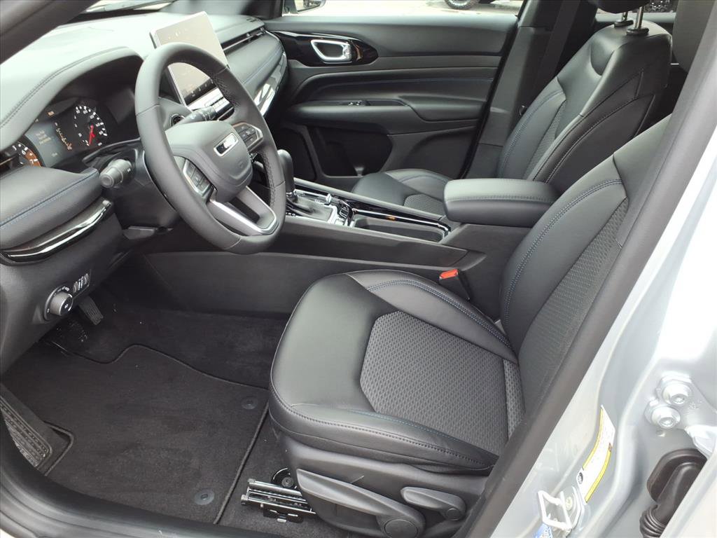 Used 2026 Jeep Compass Latitude image 2