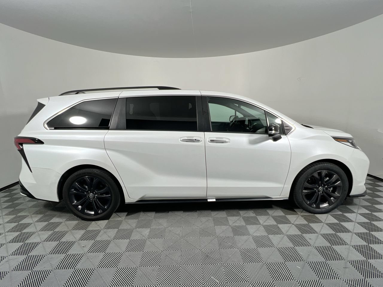 Used 2023 Toyota Sienna XSE FWD image 2