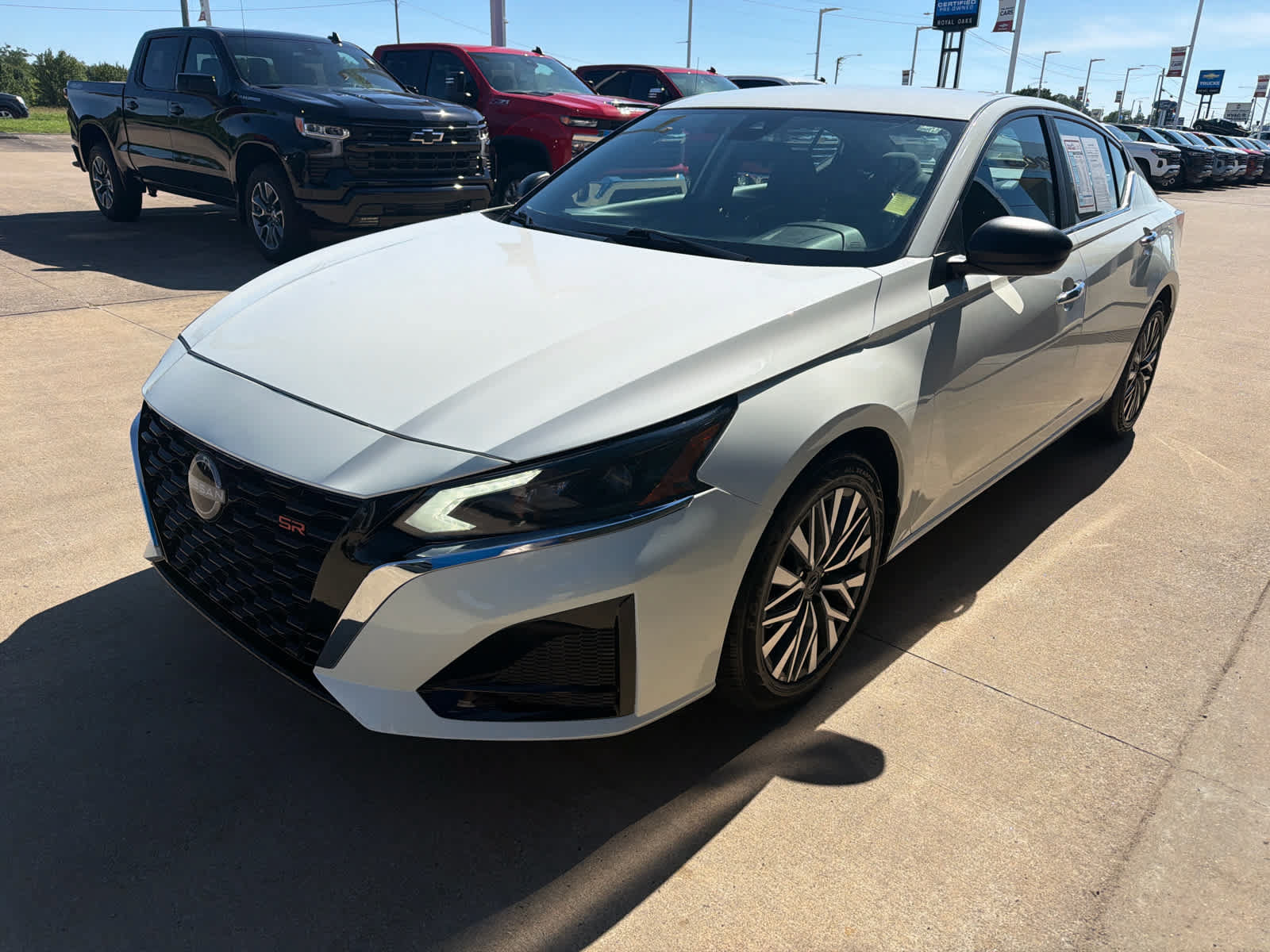 Used 2025 Nissan Altima 2.5 SV FWD image 2