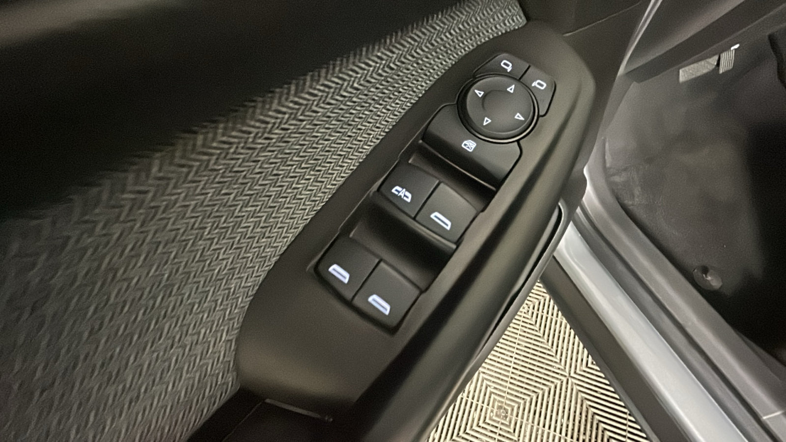 Used 2025 Chevrolet TrailBlazer LT AWD/4WD image 12