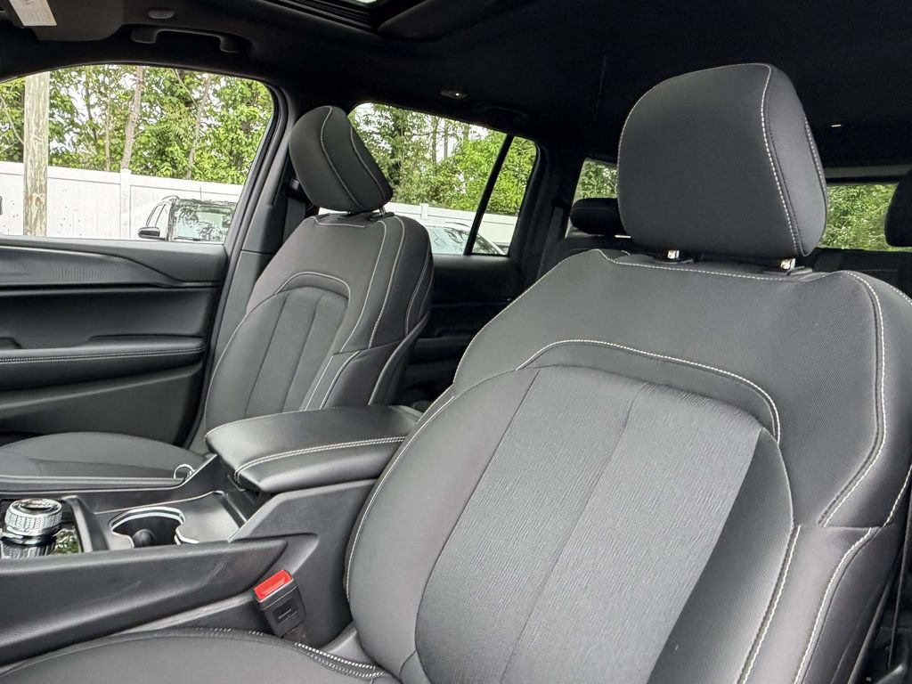 Used 2025 Jeep Grand Cherokee Laredo X w/ MOPAR Finishing Package AWD/4WD image 17