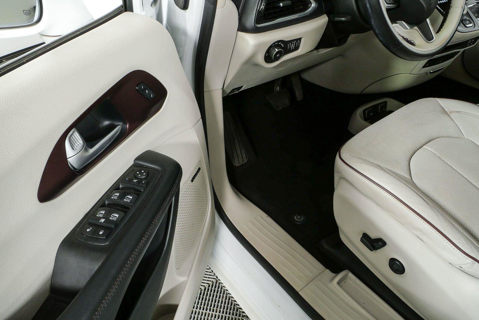 Used 2017 Chrysler Pacifica Limited FWD image 8
