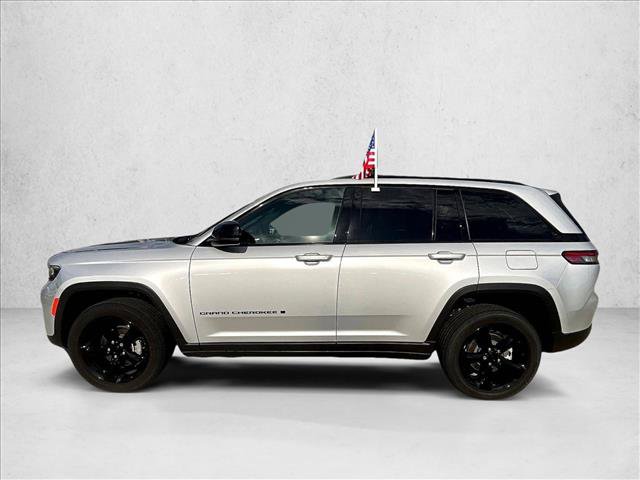 Used 2025 Jeep Grand Cherokee Altitude RWD image 6
