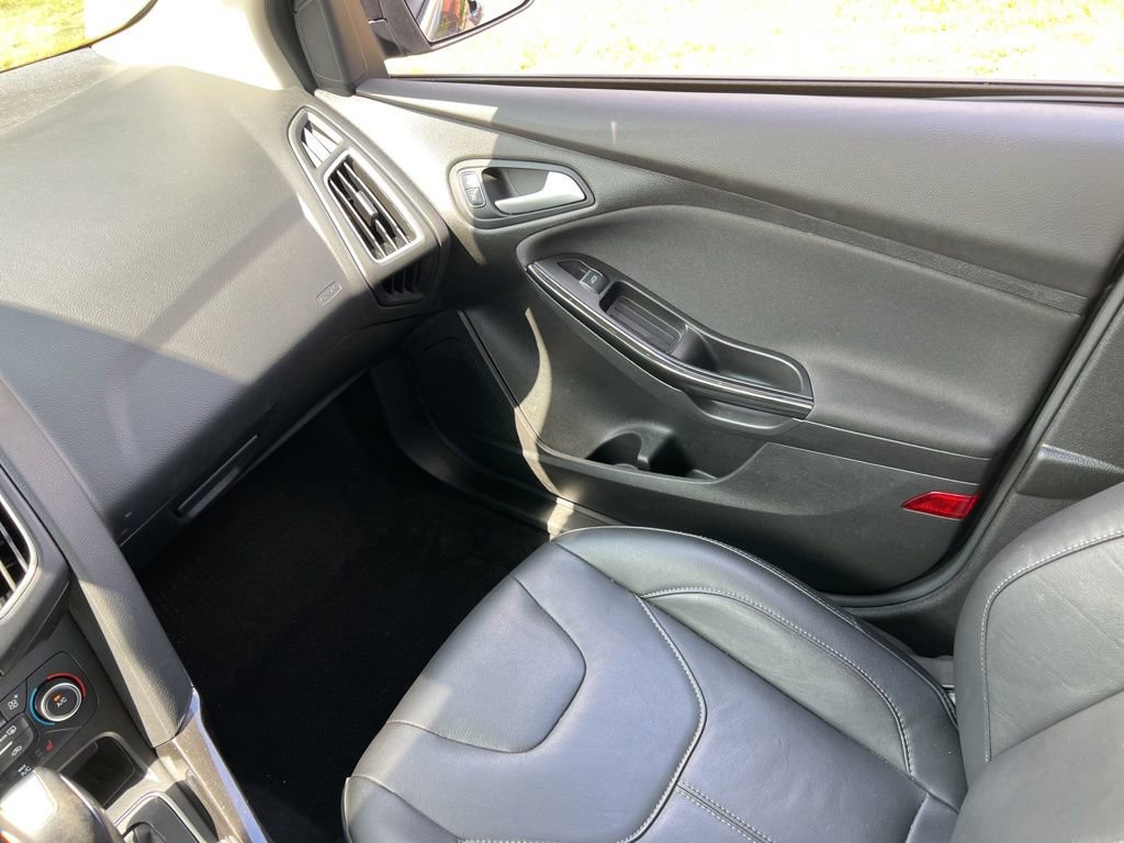Used 2018 Ford Focus Titanium w/ Titanium Technology Package image 26
