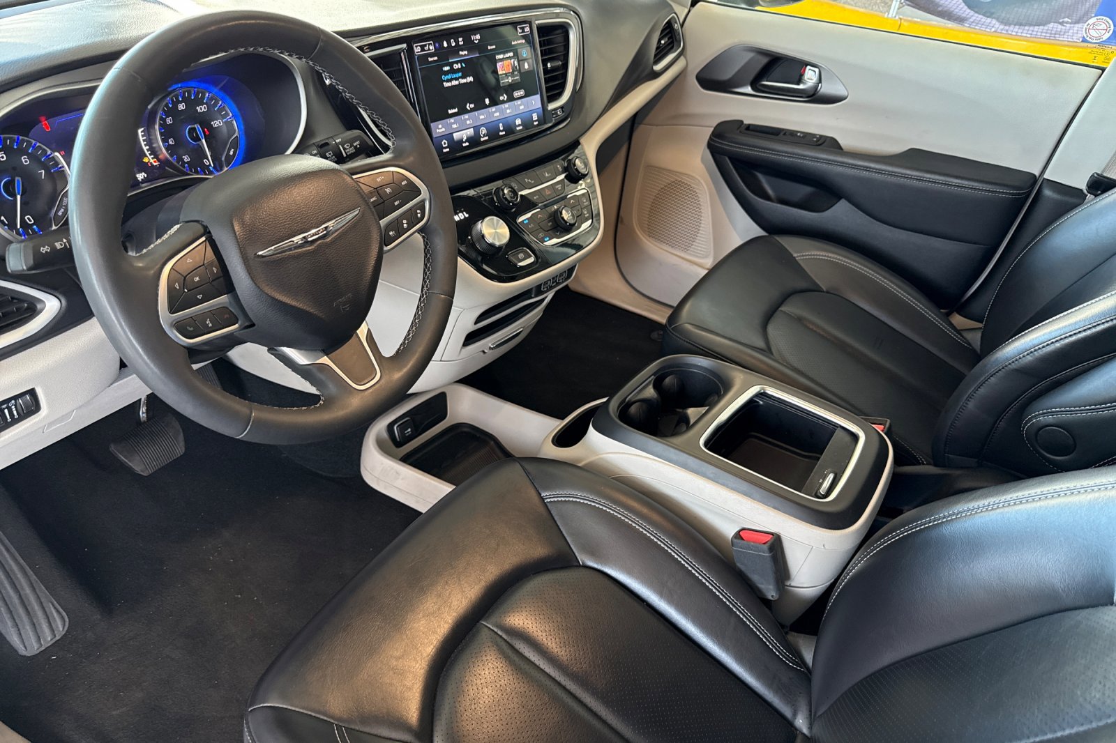Certified 2023 Chrysler Pacifica Touring-L image 10