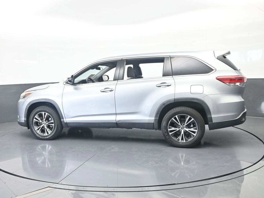 Used 2019 Toyota Highlander LE FWD image 3