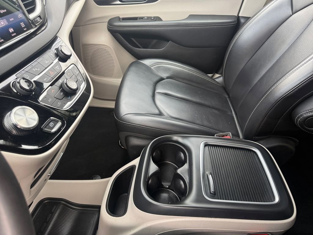 Used 2023 Chrysler Pacifica Touring-L image 31