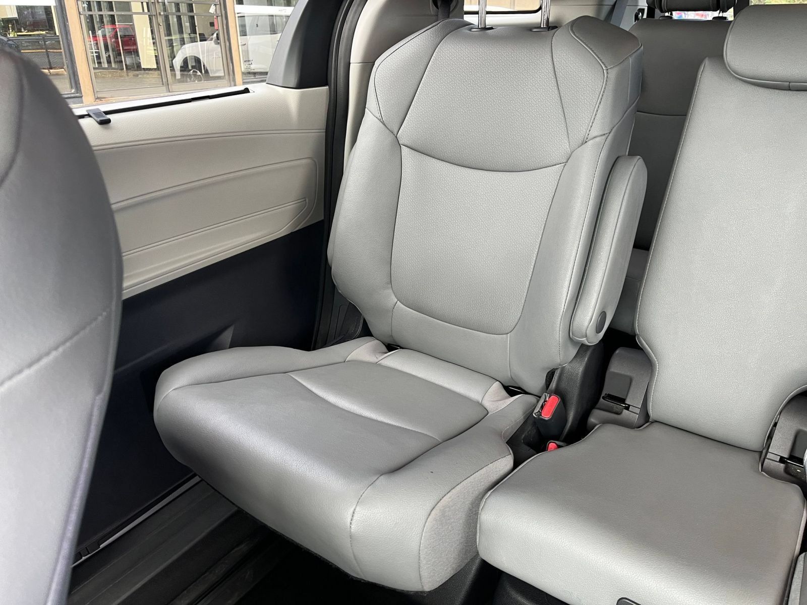 Used 2023 Toyota Sienna XLE FWD image 42