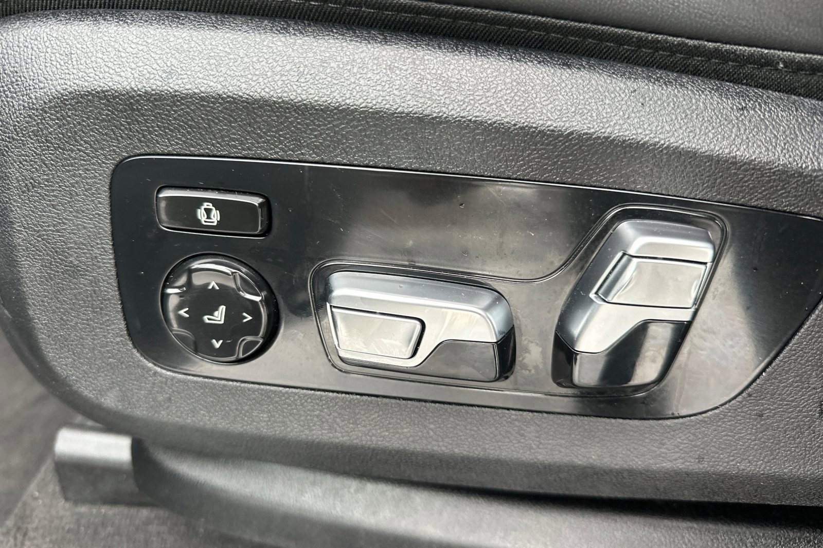 Certified 2023 BMW X7 xDrive40i w/ Premium Package image 13