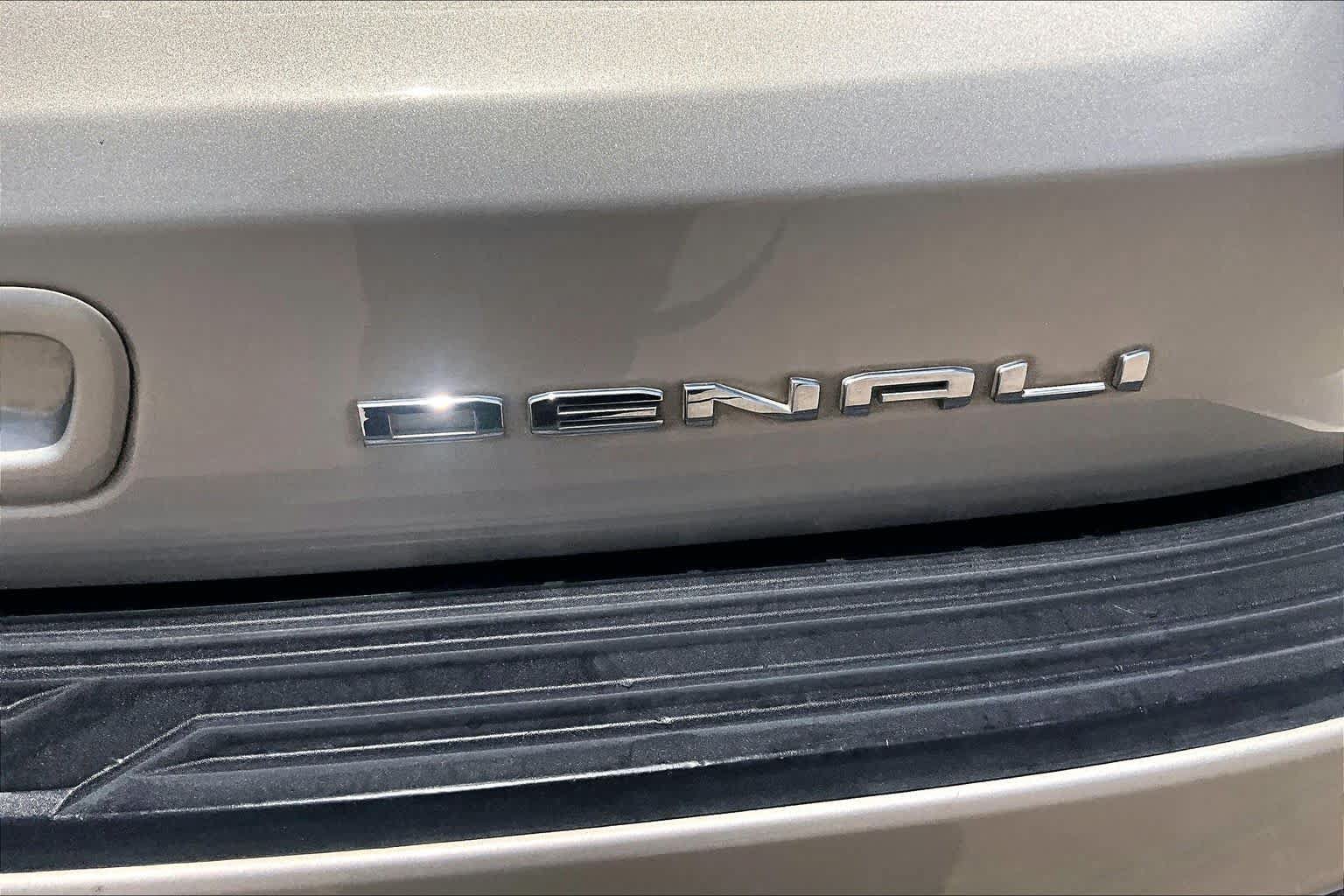 Used 2021 GMC Yukon XL Denali w/ Denali Premium Package RWD image 10