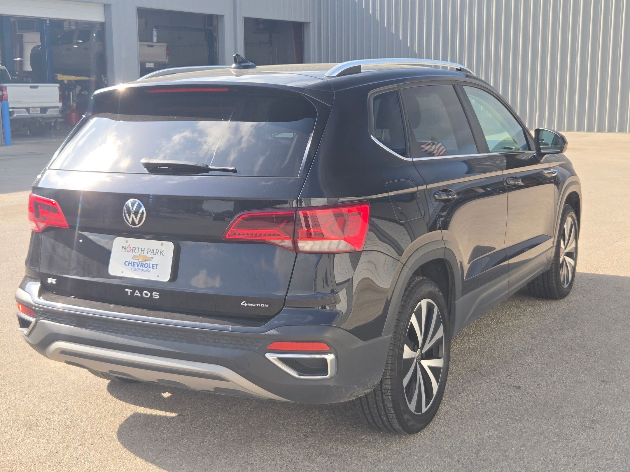 Used 2022 Volkswagen Taos SE AWD/4WD image 3