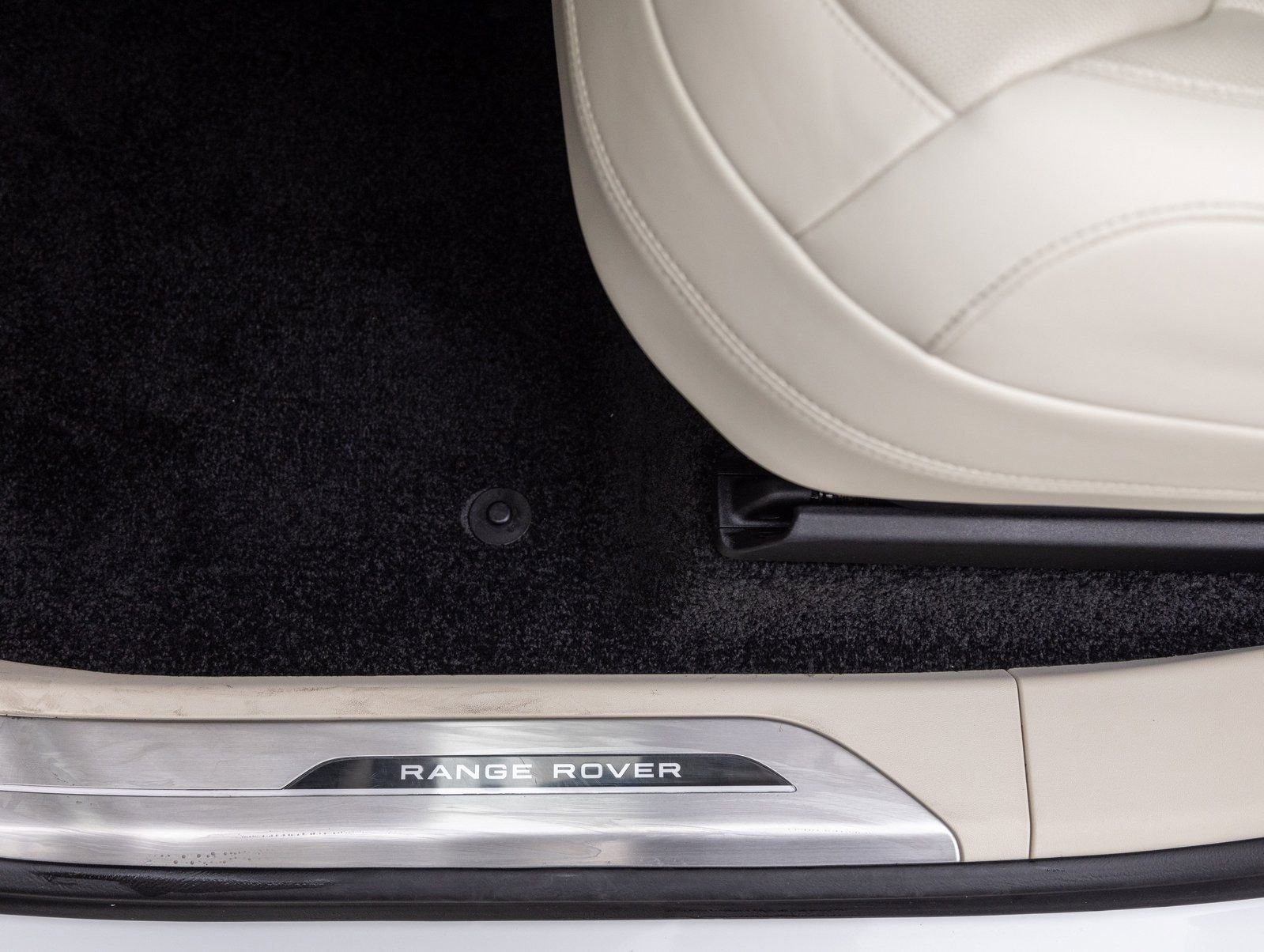 Used 2025 Land Rover Range Rover SE image 19