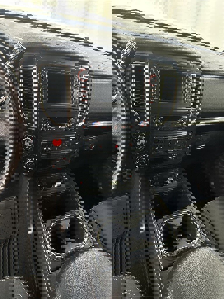 Used 2019 Nissan Titan SV w/ SV Convenience Package image 18