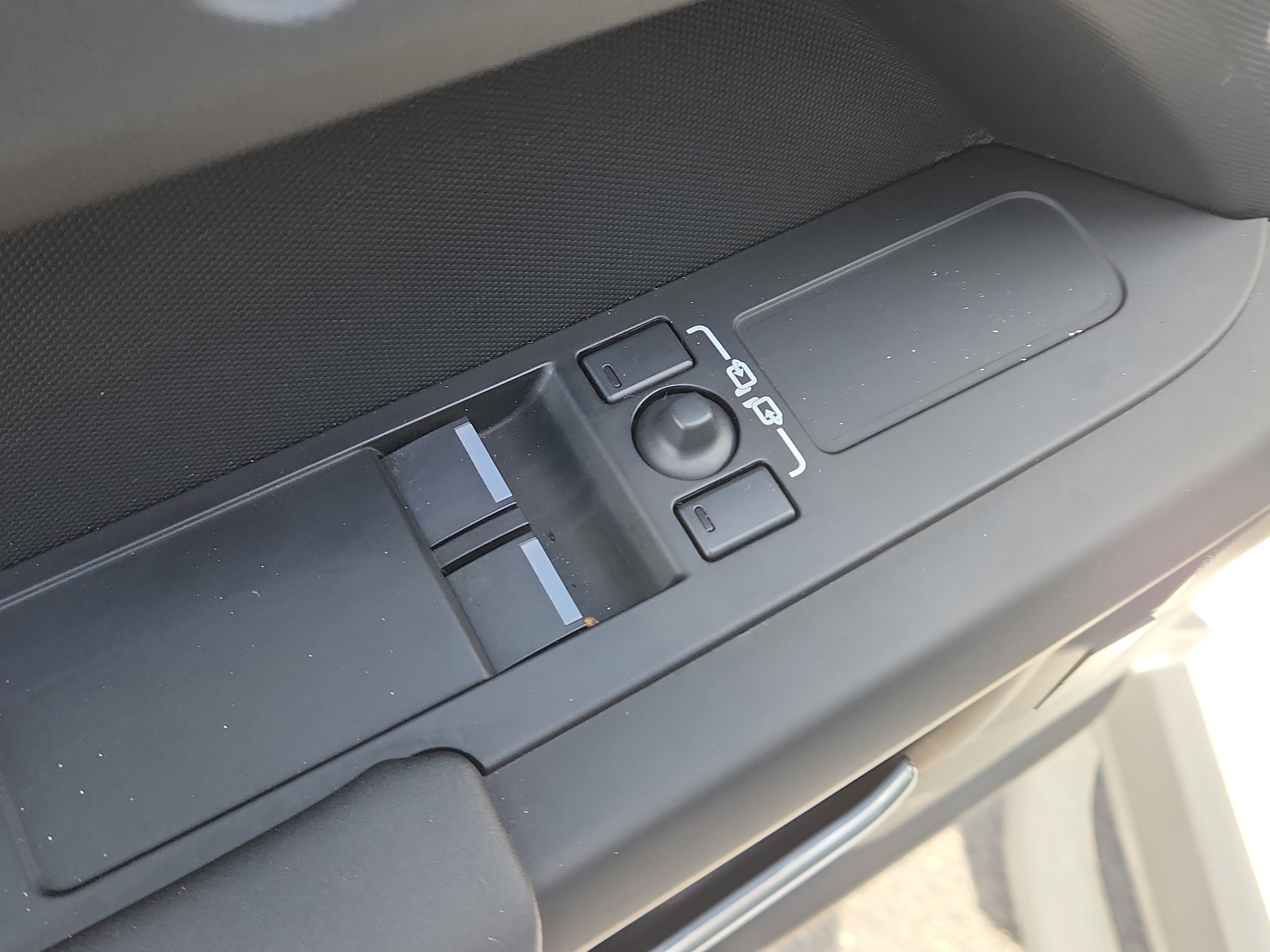 Used 2025 Land Rover Defender 90 S image 8