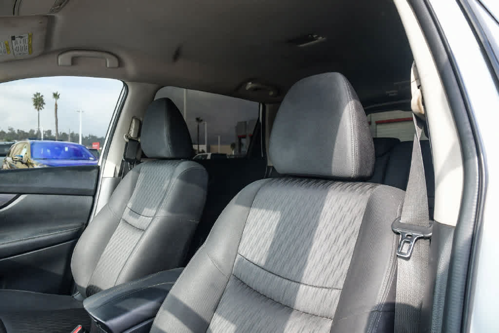Used 2020 Nissan Rogue SV FWD image 20