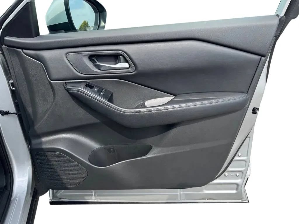 Used 2024 Nissan Rogue SV FWD image 15