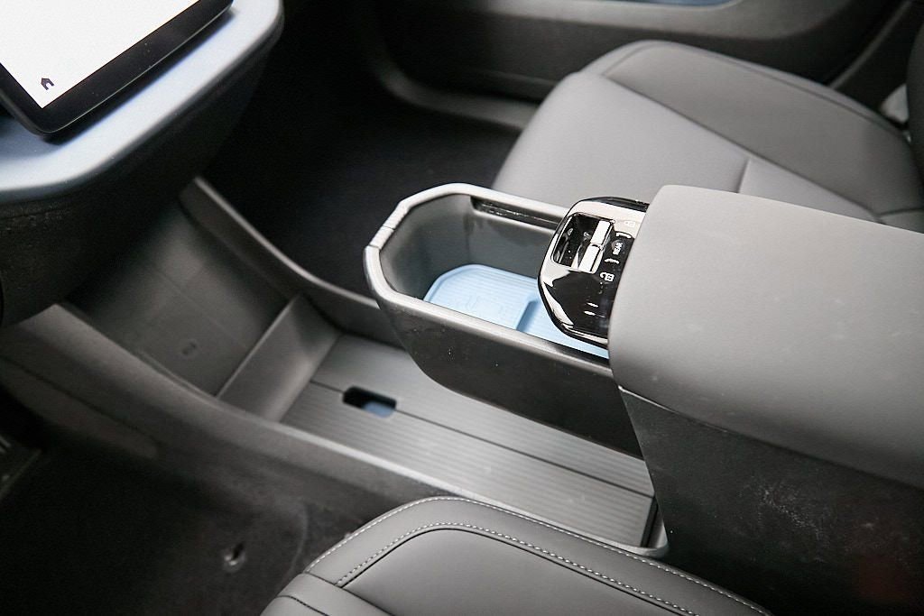 Certified 2025 Volvo EX30 Ultra w/ Climate Package image 17