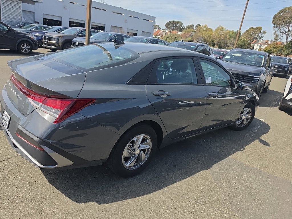 Used 2024 Hyundai Elantra SE FWD image 2