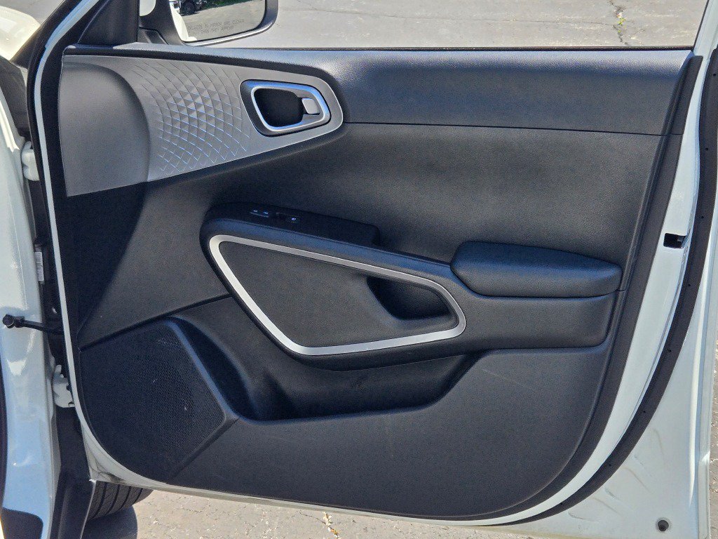 Used 2025 Kia Soul LX w/ LX Technology Package FWD image 6