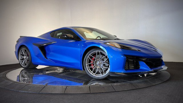 Used 2024 Chevrolet Corvette Z06 w/ Stealth Interior Trim Package RWD image 2