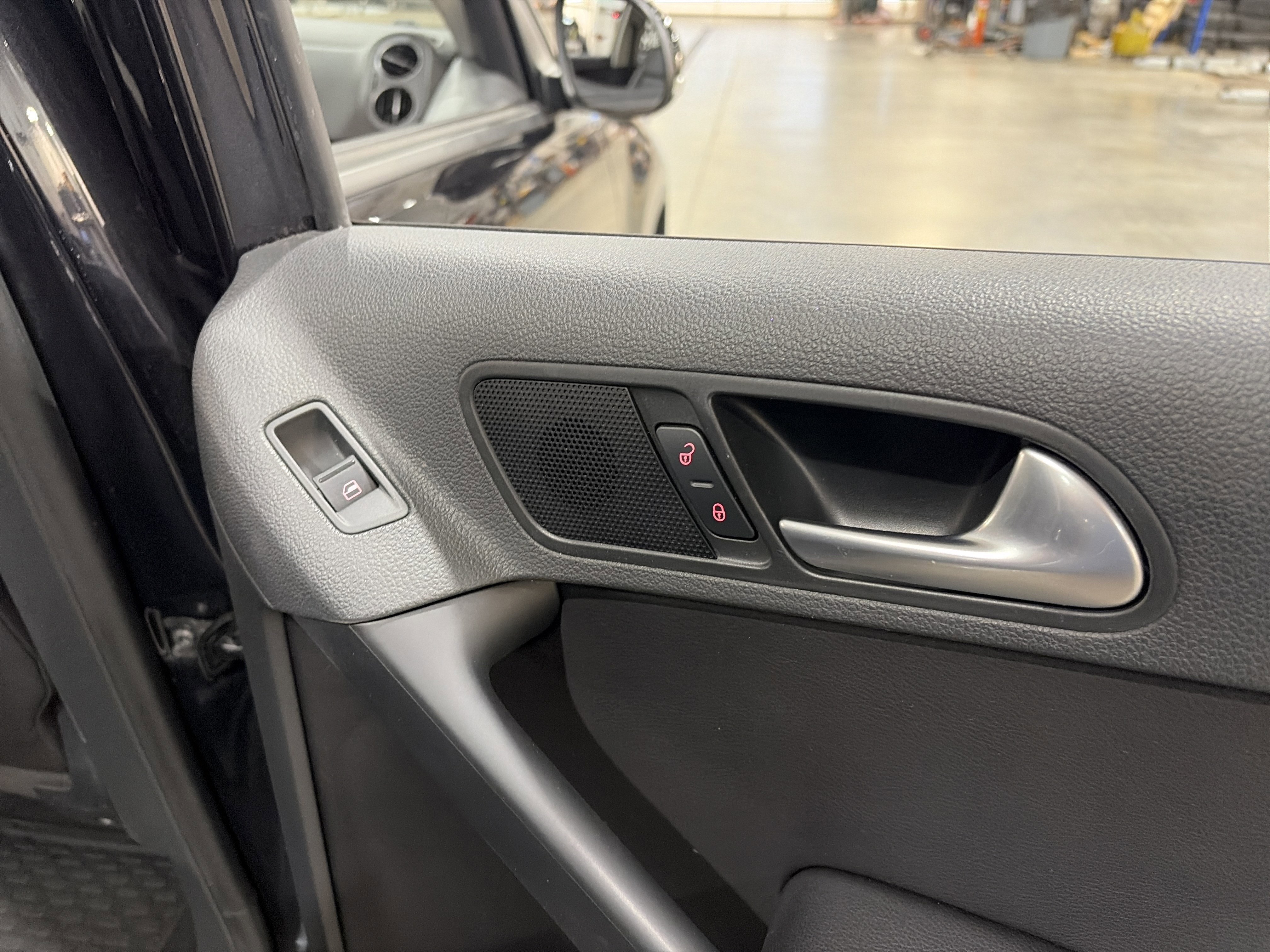 Used 2017 Volkswagen Tiguan S image 28