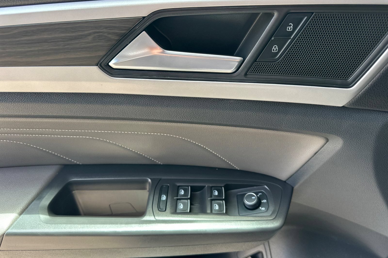 Used 2023 Volkswagen Atlas SE w/ Panoramic Sunroof Package FWD image 11