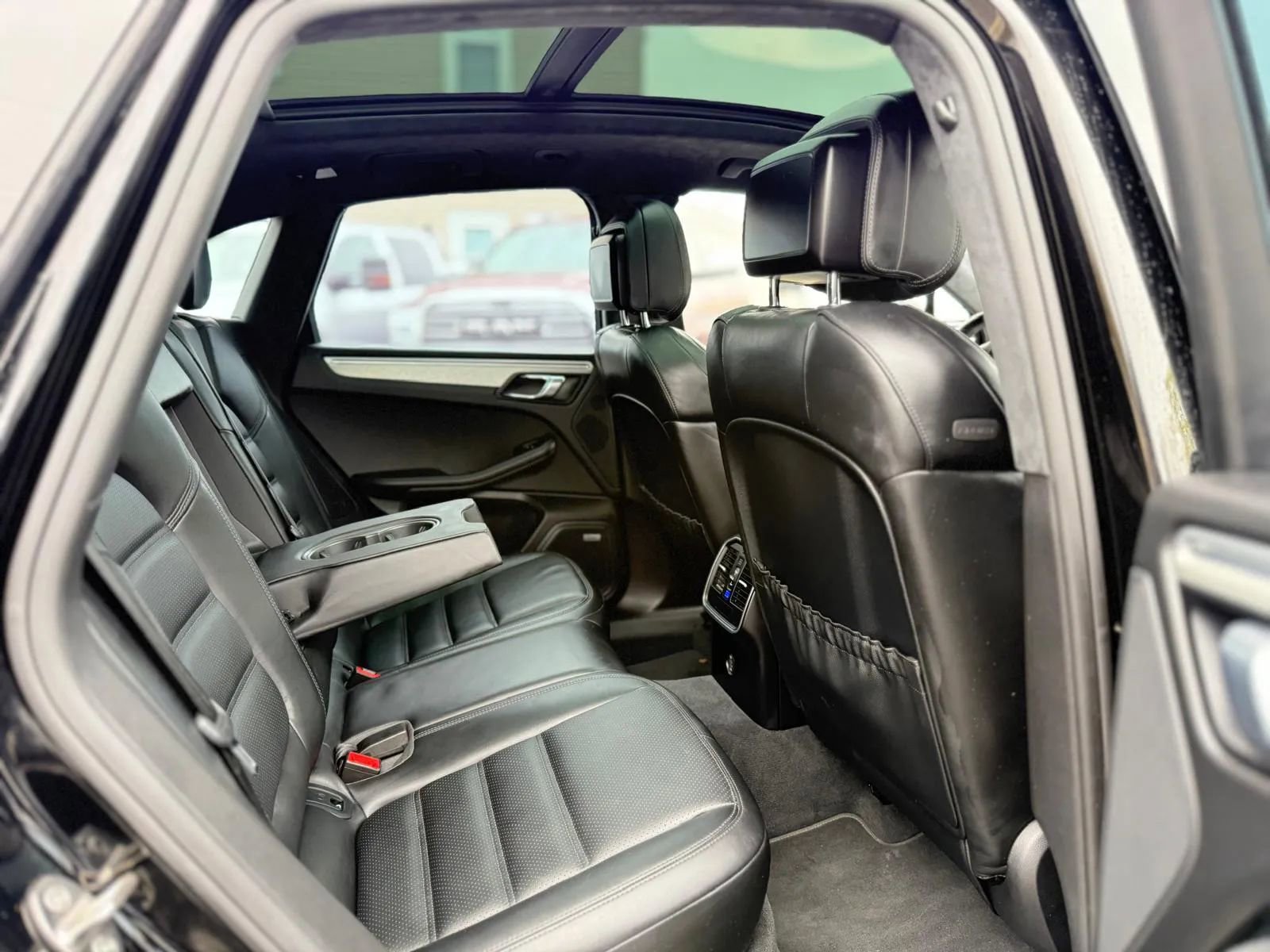 Used 2018 Porsche Macan Turbo AWD/4WD image 30