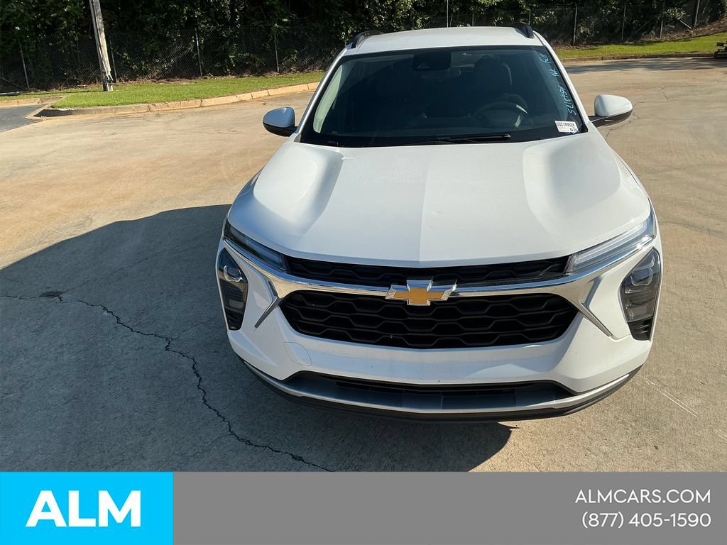 Used 2025 Chevrolet Trax LT FWD image 2