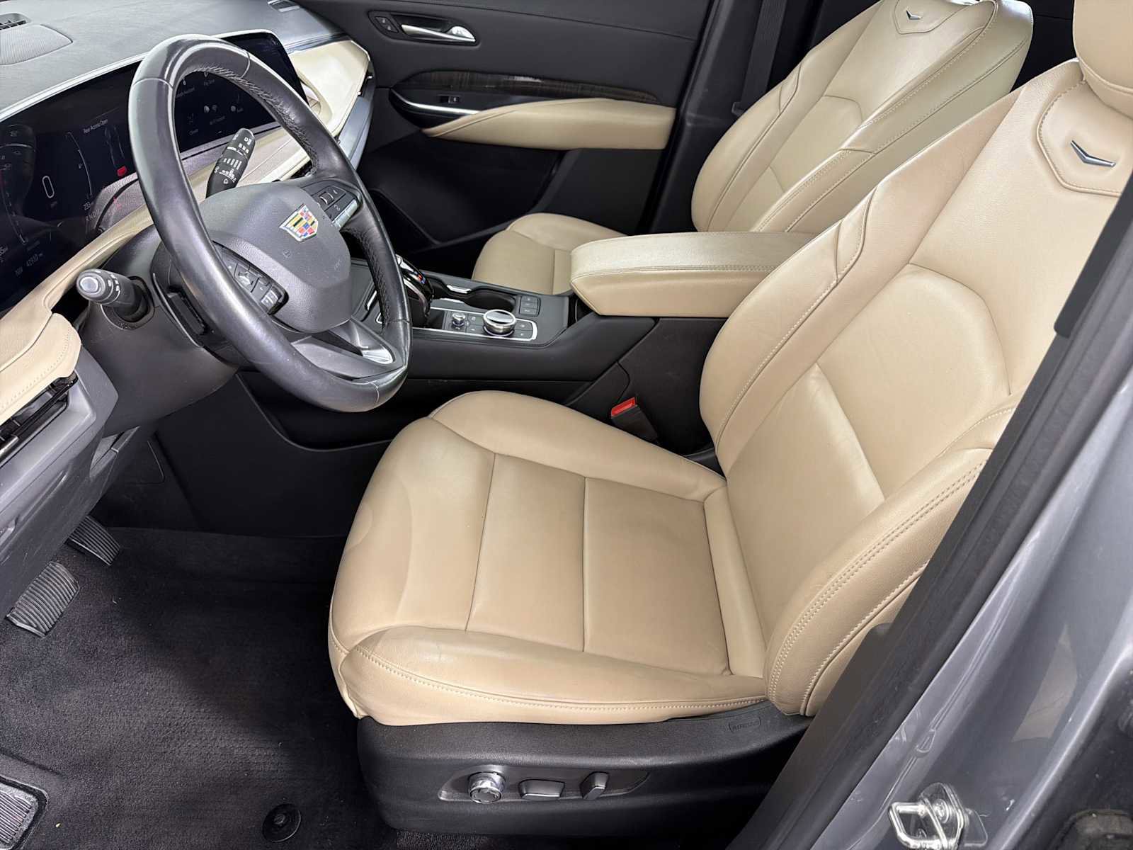 Used 2024 Cadillac XT4 Premium Luxury image 7