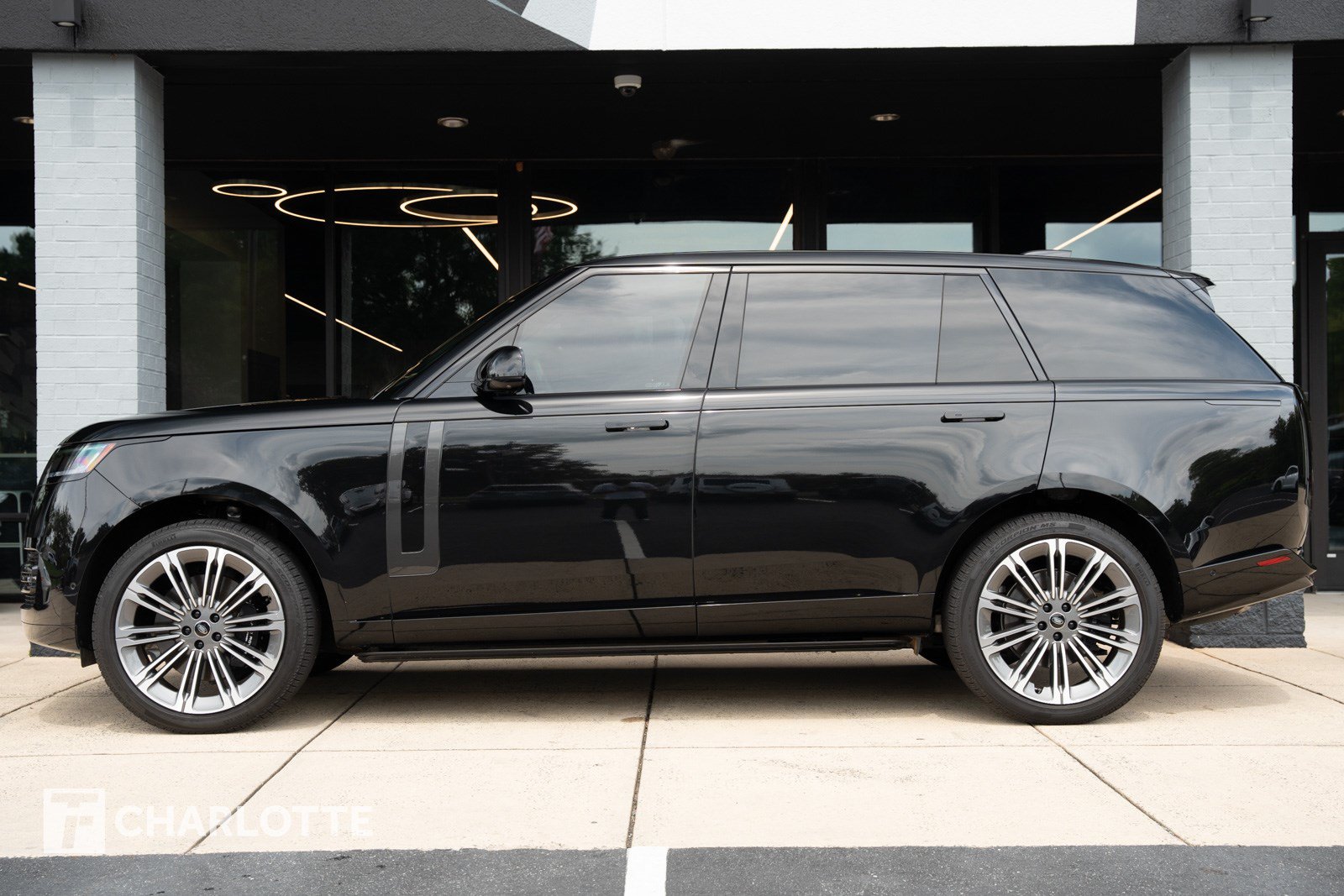 Used 2025 Land Rover Range Rover Long Wheelbase SE