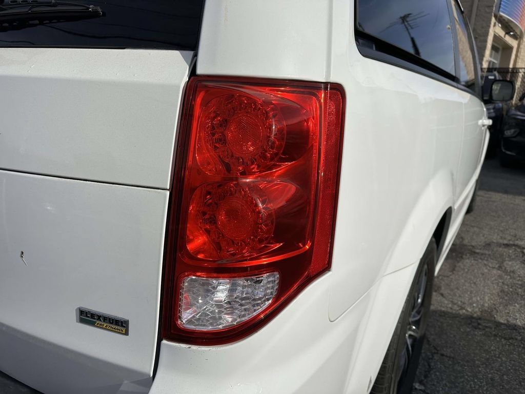 Used 2017 Dodge Grand Caravan SE FWD image 9
