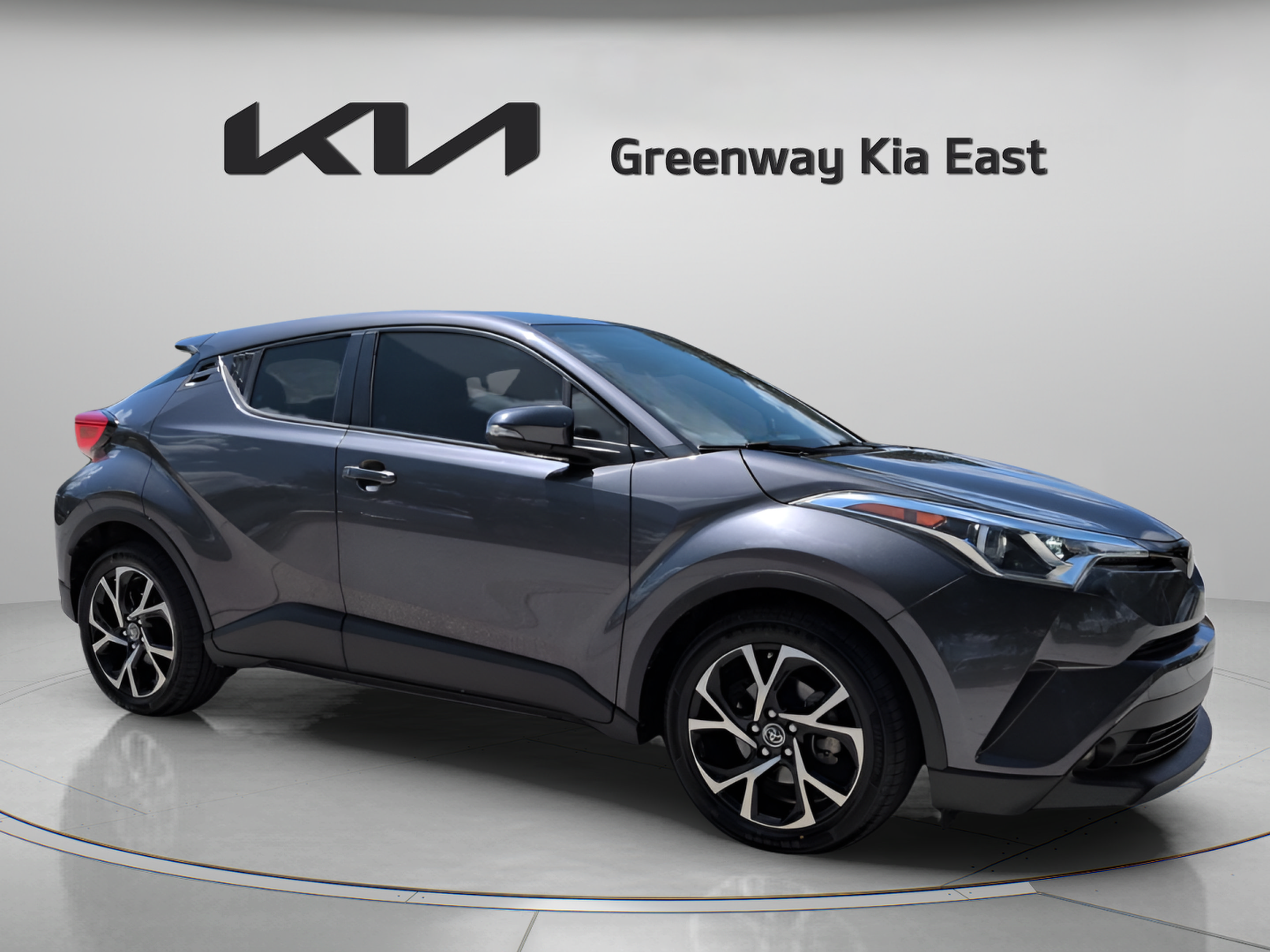 Used 2019 Toyota C-HR XLE FWD image 3