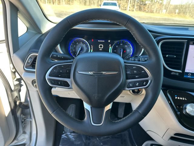 Used 2024 Chrysler Pacifica Touring-L FWD image 13