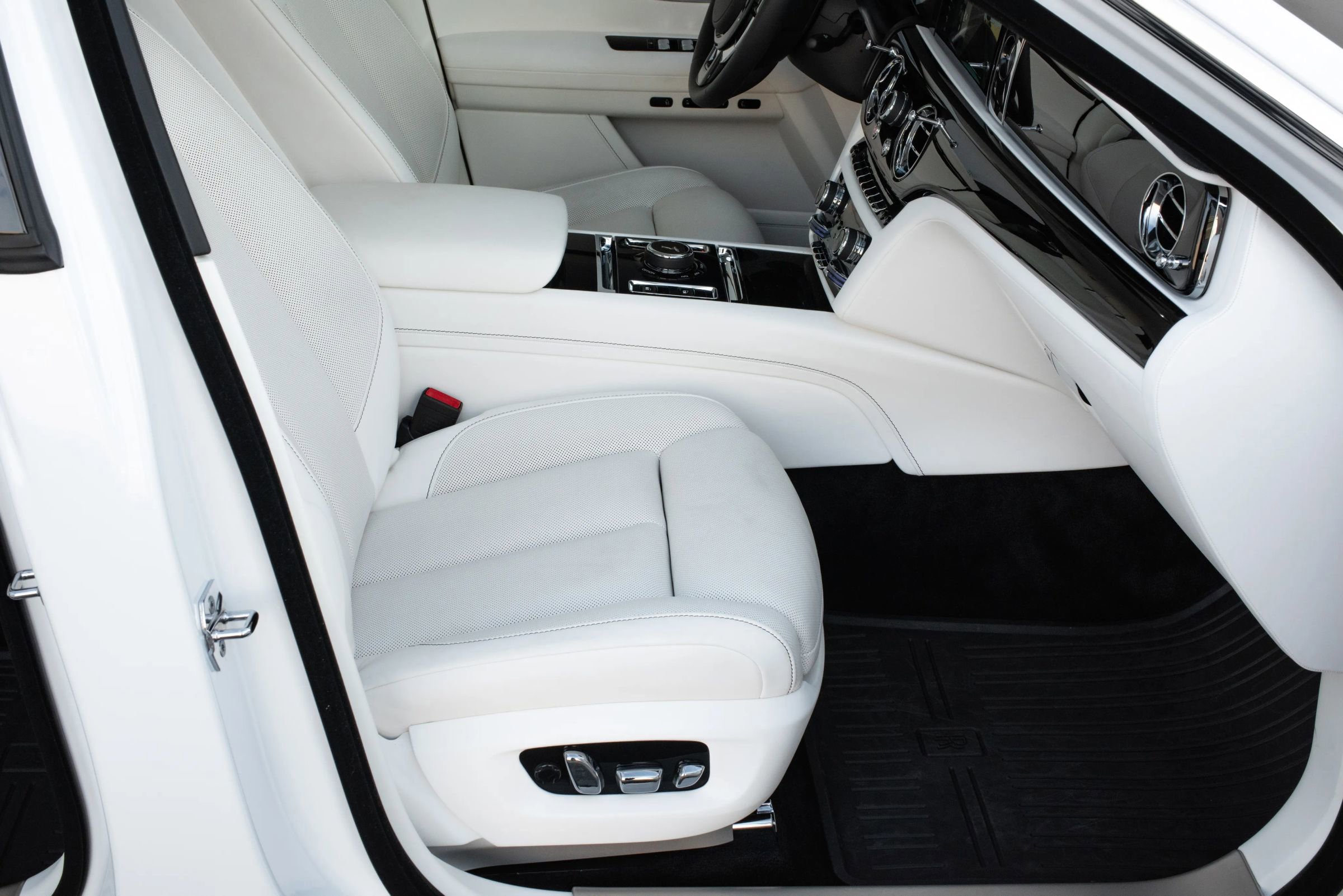 Used 2024 Rolls-Royce Ghost image 23
