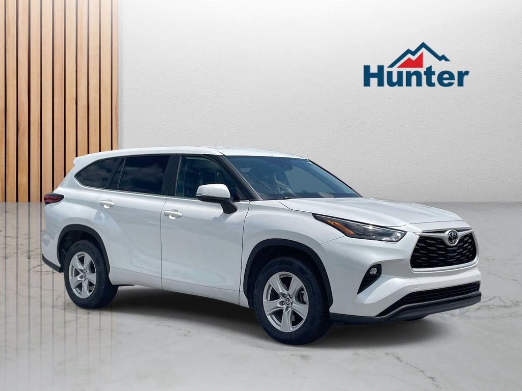 Used 2023 Toyota Highlander LE FWD image 1